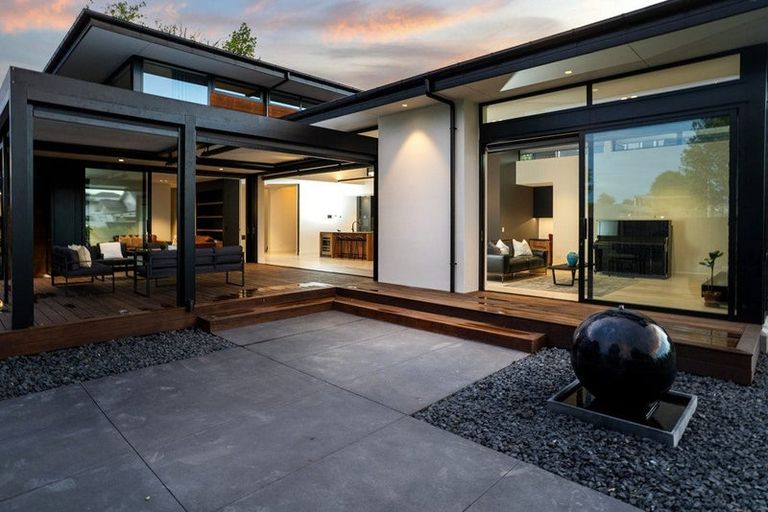 Photo of property in 49 Saint Andrews Square, Strowan, Christchurch, 8052