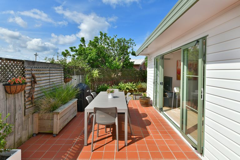Photo of property in 2/10 Ross Crescent, Orewa, 0931
