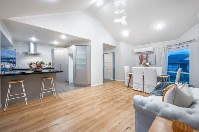 Photo of property in 2 Amadeus Place, Northpark, Auckland, 2013