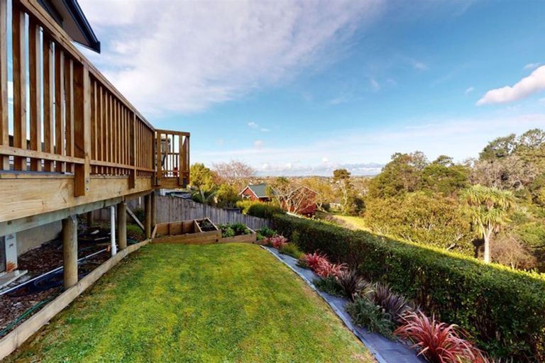 Photo of property in 94 Lake Panorama Drive, Henderson Valley, Auckland, 0612