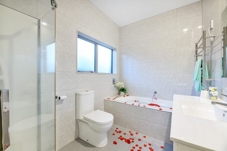 Photo of property in 13a Kingdale Road, Henderson, Auckland, 0610