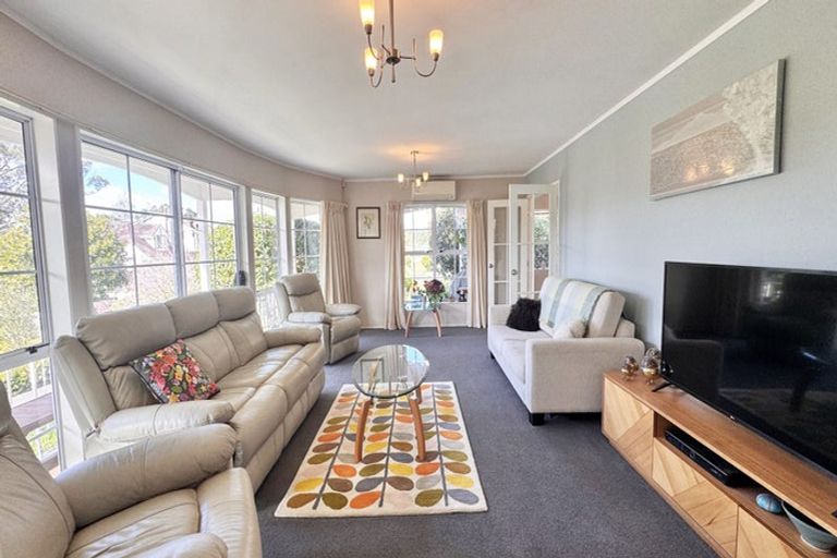 Photo of property in 6 Mosman Place, Chatswood, Auckland, 0626