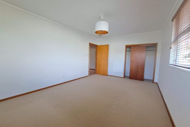 Photo of property in 5 South Pacific Place, Henderson, Auckland, 0612