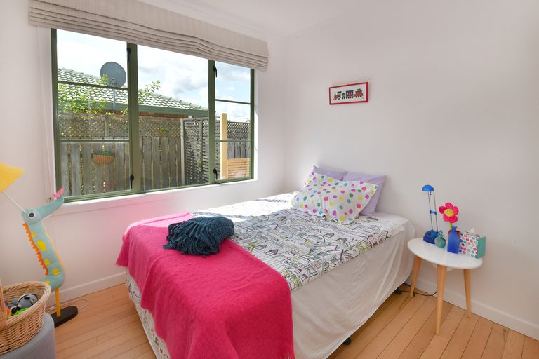 Photo of property in 2/10 Ross Crescent, Orewa, 0931