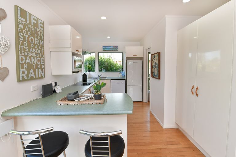 Photo of property in 2/10 Ross Crescent, Orewa, 0931