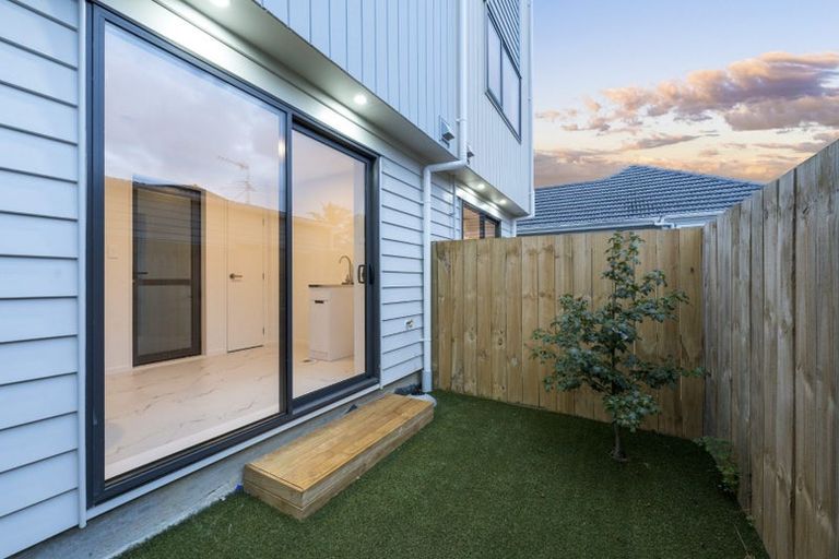 Photo of property in 8/11 Hereford Street, Te Atatu Peninsula, Auckland, 0610