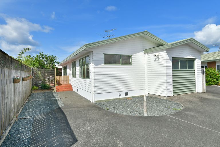 Photo of property in 2/10 Ross Crescent, Orewa, 0931