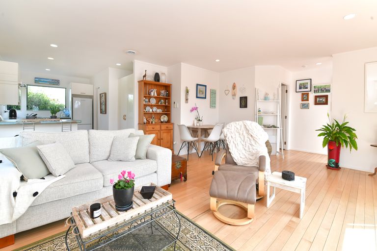 Photo of property in 2/10 Ross Crescent, Orewa, 0931