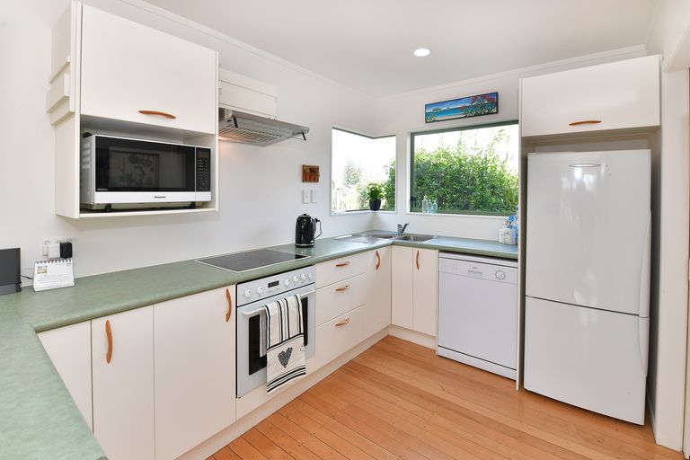 Photo of property in 2/10 Ross Crescent, Orewa, 0931
