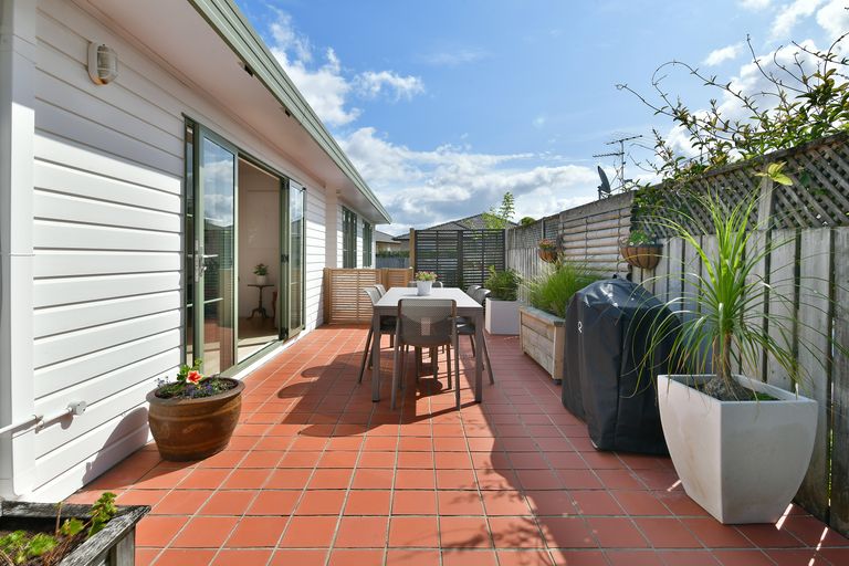 Photo of property in 2/10 Ross Crescent, Orewa, 0931
