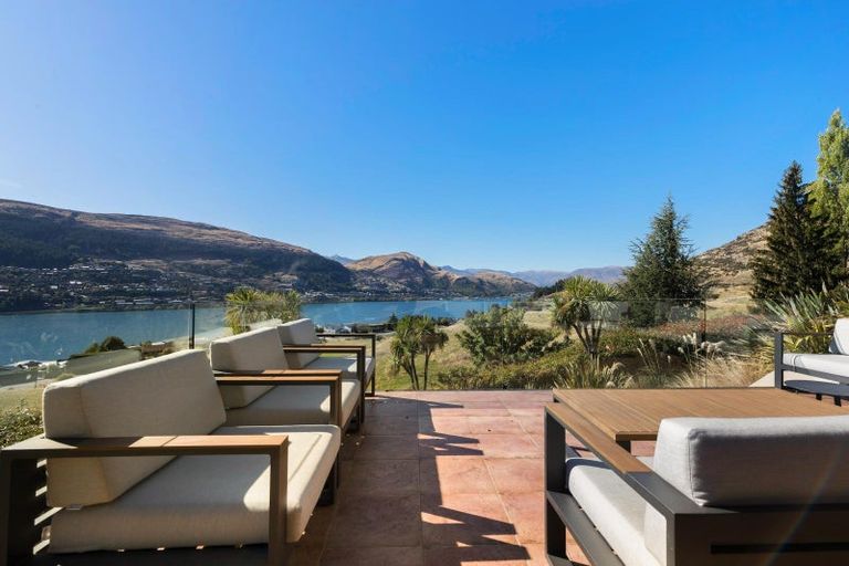 Photo of property in 17 Milward Place, Kelvin Heights, Queenstown, 9300