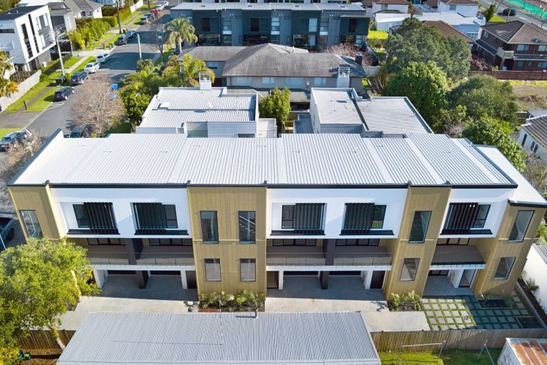 Photo of property in 9 Lomond Street, Newlands, Wellington, 6037