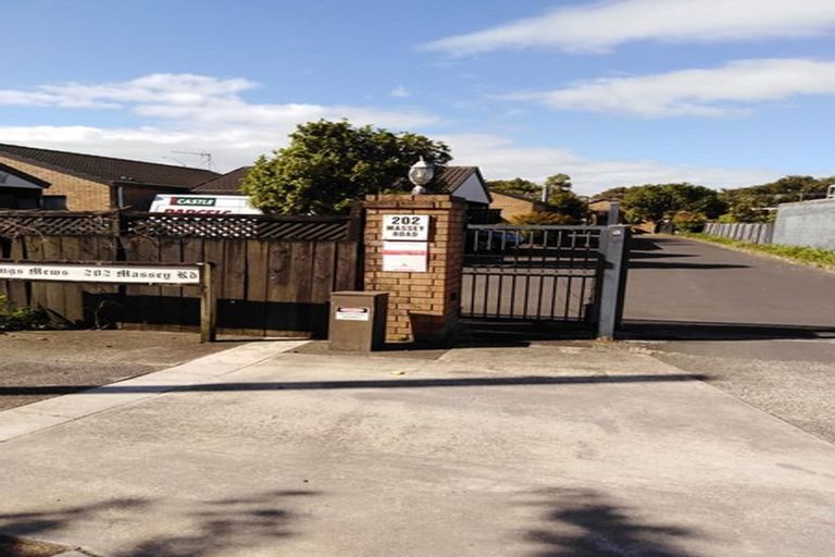 Photo of property in 2/202 Massey Road, Mangere East, Auckland, 2024