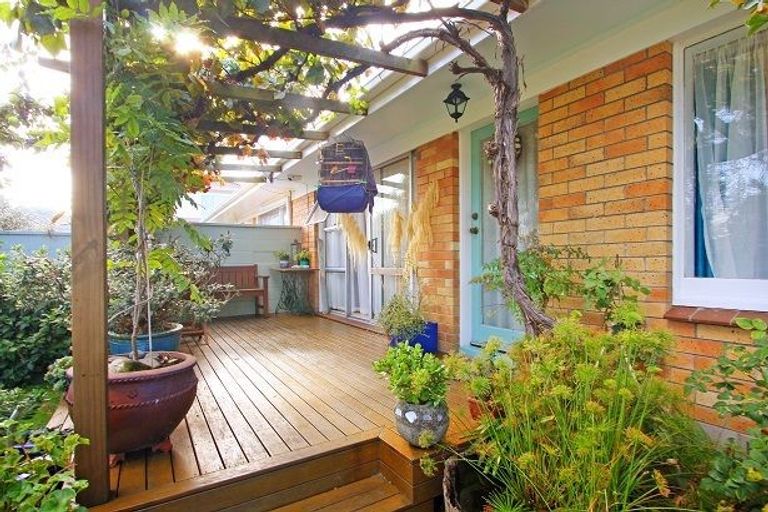 Photo of property in 1/9 Devon Road, Bucklands Beach, Auckland, 2012