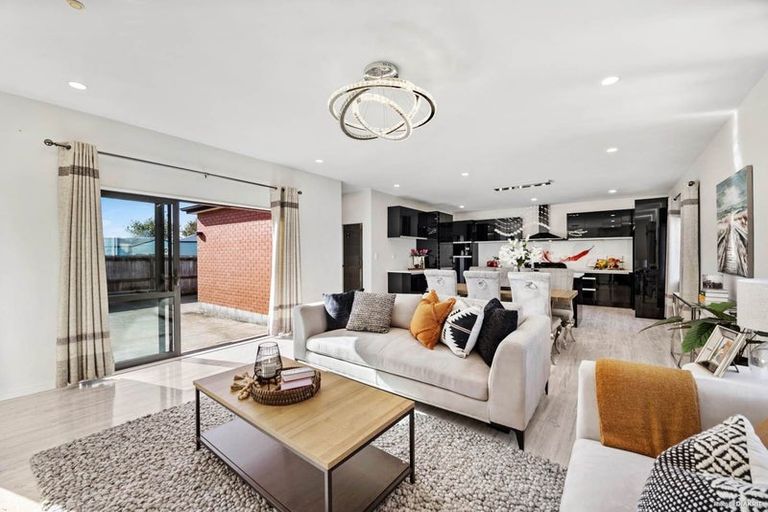 Photo of property in 9 Gwendoline Avenue, Te Atatu Peninsula, Auckland, 0610