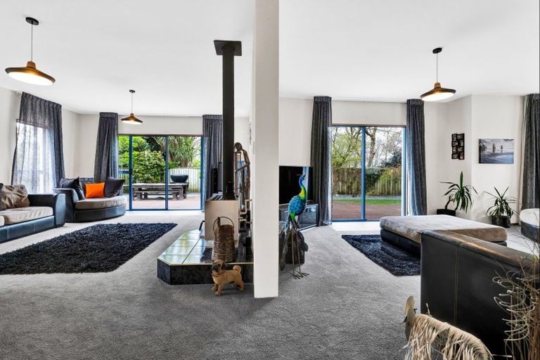 Photo of property in 8 Taylor Place, Merrilands, New Plymouth, 4312