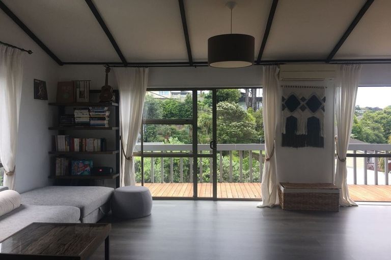 Photo of property in 1/595 Glenfield Road, Totara Vale, Auckland, 0629