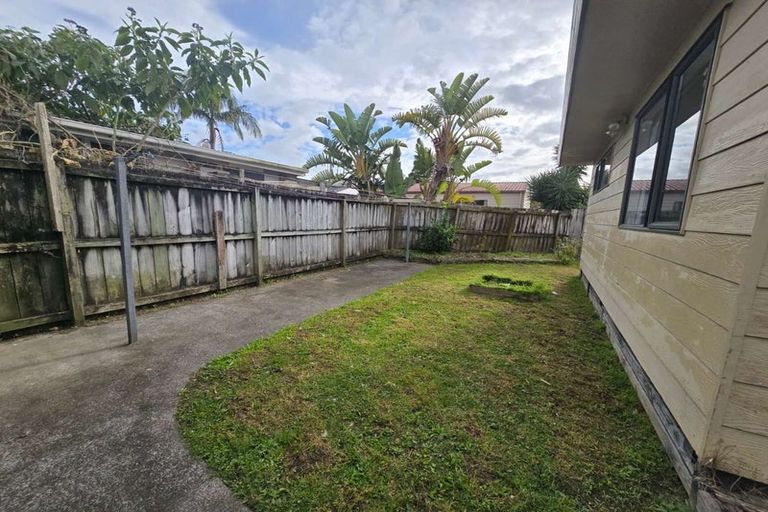 Photo of property in 52 Kelwyn Road, Kelston, Auckland, 0602