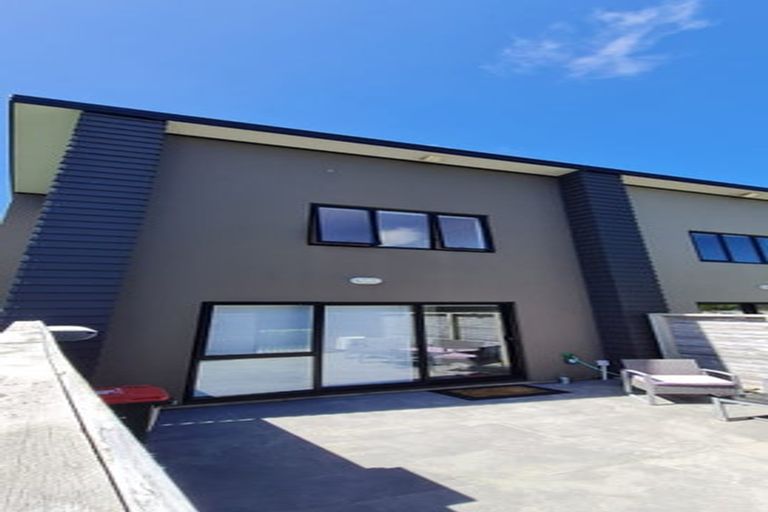 Photo of property in 10/9 Surrey Street, Tawa, Wellington, 5028