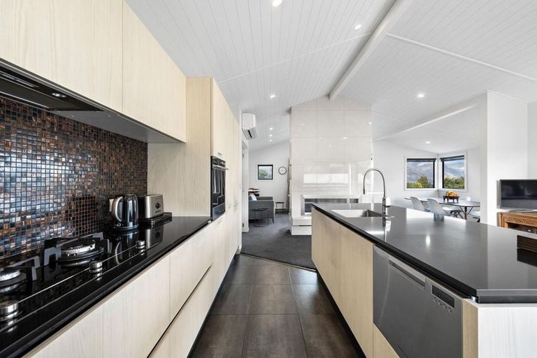 Photo of property in 23 Cedar Drive, Kelvin Heights, Queenstown, 9300