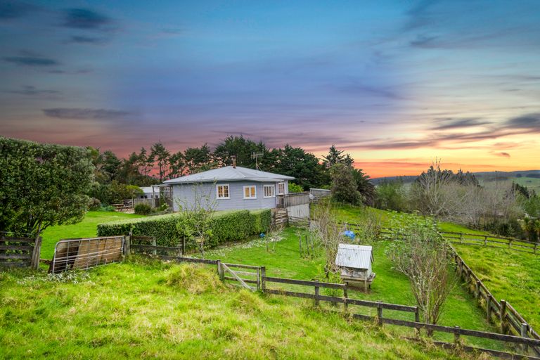 Photo of property in 203 Mangakura Road, Helensville, 0875