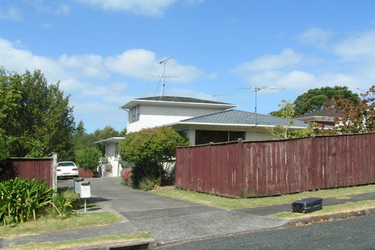 Photo of property in 2/11 Paruru Avenue, Northcote, Auckland, 0627
