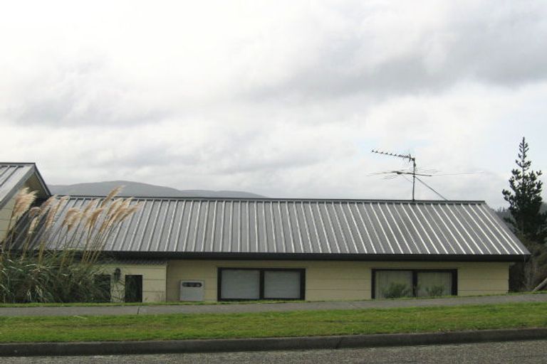 Photo of property in 14b Fenchurch Grove, Stokes Valley, Lower Hutt, 5019