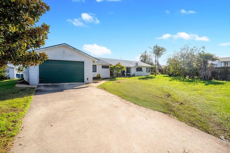 Photo of property in 17 Solveig Place, Randwick Park, Auckland, 2105