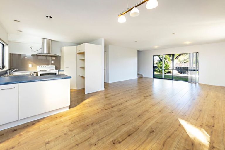 Photo of property in 2 Braeburn Place, Takanini, 2112