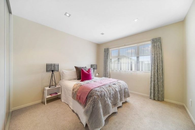 Photo of property in 26 Royalle Mews, Botany Downs, Auckland, 2010