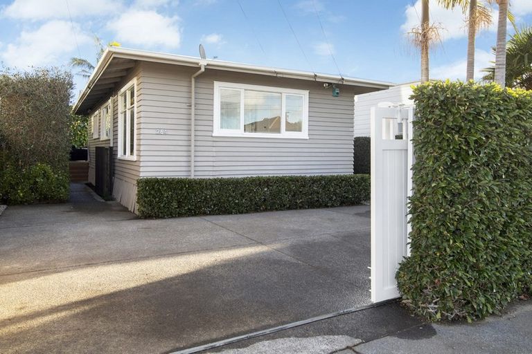 Photo of property in 264 Point Chevalier Road, Point Chevalier, Auckland, 1022