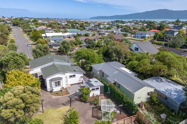 Photo of property in 7 Napier Grove, Waikanae Beach, Waikanae, 5036