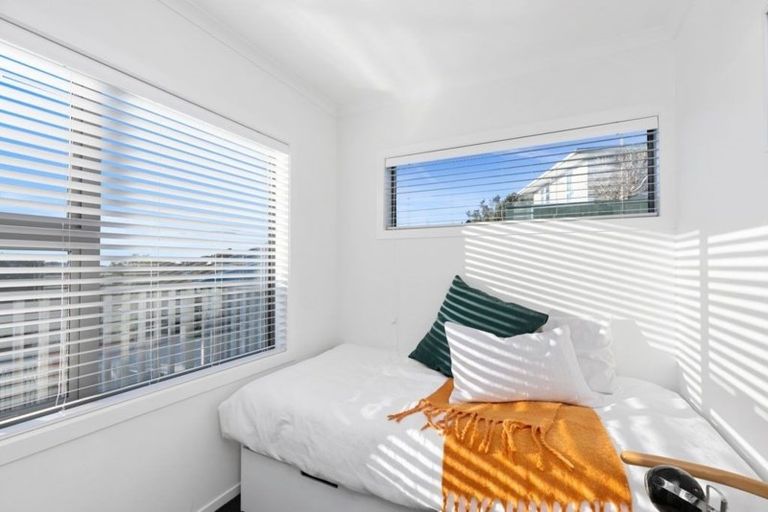 Photo of property in 19b Miles Crescent, Newlands, Wellington, 6037