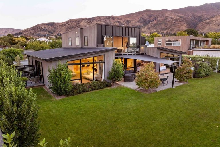 Photo of property in 5 Jessies Crescent, Wanaka, 9305