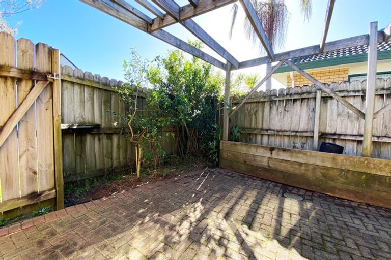 Photo of property in 1 Nephin Place, East Tamaki Heights, Auckland, 2016