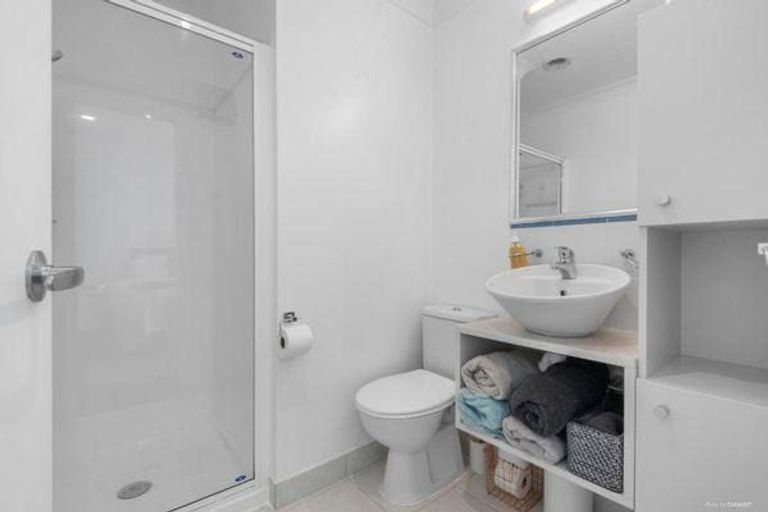 Photo of property in 9h Clearwater Cove, West Harbour, Auckland, 0618