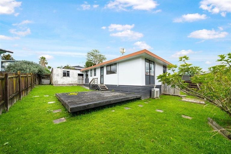 Photo of property in 2/76 Parrs Cross Road, Henderson, Auckland, 0612