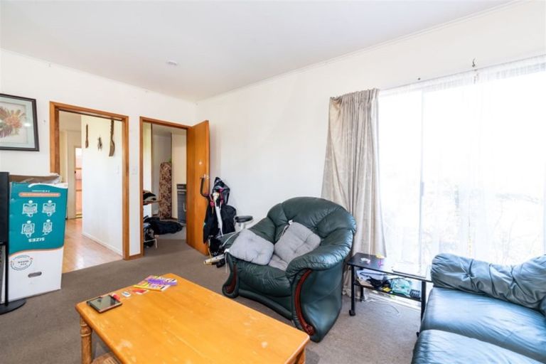 Photo of property in 17 Chilcott Road, Henderson, Auckland, 0612