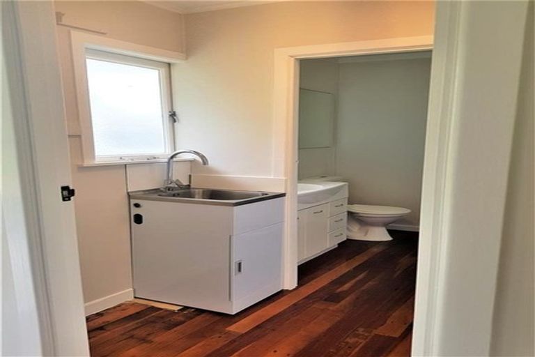 Photo of property in 52 Exmouth Road, Northcote, Auckland, 0627