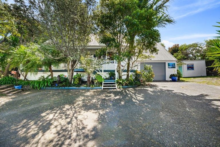 Photo of property in 20 Fitzherbert Avenue, West Harbour, Auckland, 0618