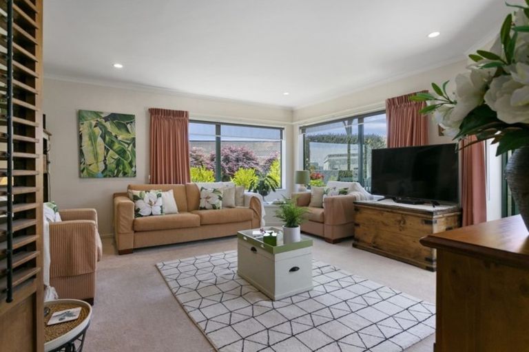Photo of property in 2/30 Fairview Terrace, Waipahihi, Taupo, 3330