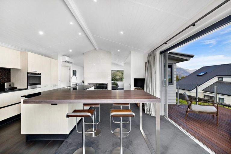 Photo of property in 23 Cedar Drive, Kelvin Heights, Queenstown, 9300