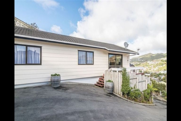 Photo of property in 6 Tatum Way, Johnsonville, Wellington, 6037