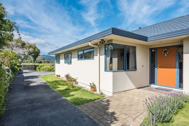 Photo of property in 8 Leigh Place, Paraparaumu Beach, Paraparaumu, 5032
