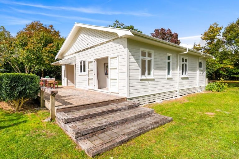 Photo of property in 435 Tararua Road, Levin, 5571