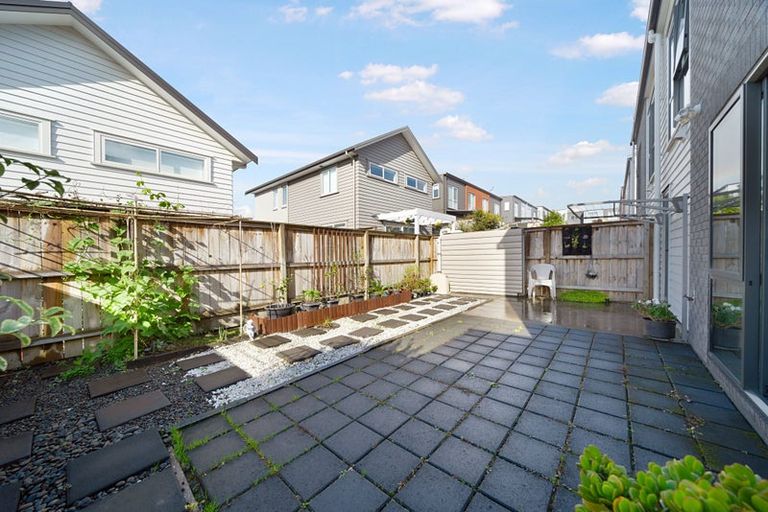 Photo of property in 16 Waimoana Close, Massey, Auckland, 0614