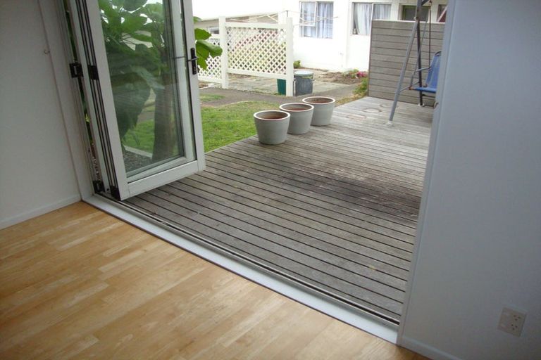 Photo of property in 2/201 Derwent Street, Island Bay, Wellington, 6023