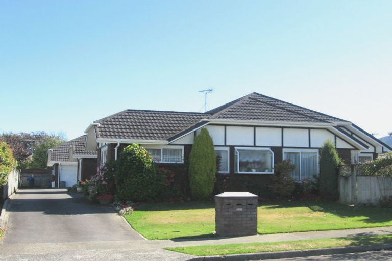 Photo of property in 2/4 Comeskey Grove, Elderslea, Upper Hutt, 5018
