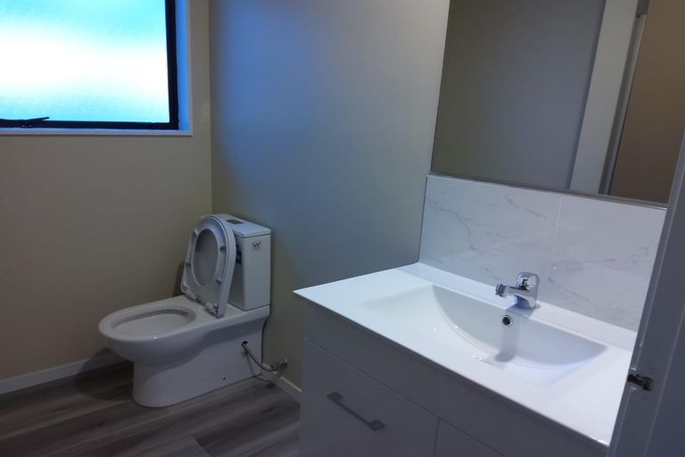 Photo of property in 2 Louise Place, West Harbour, Auckland, 0618