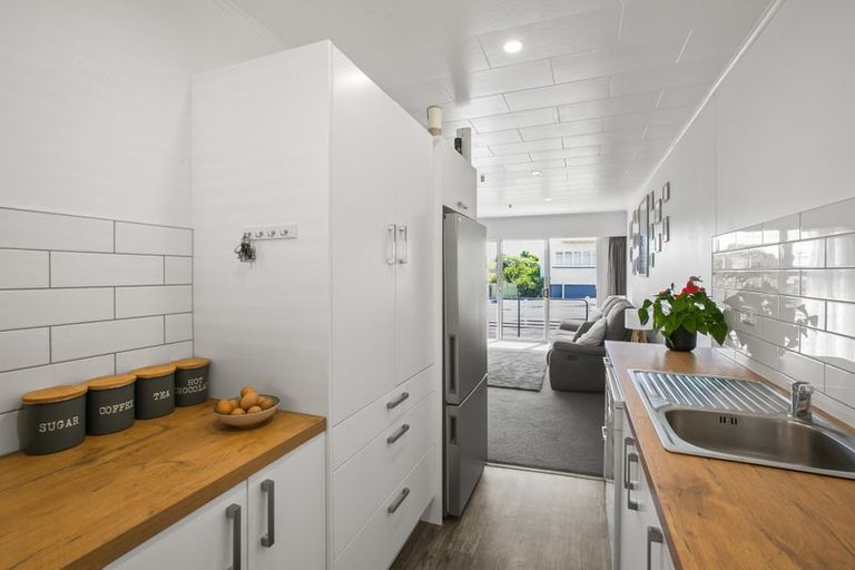 Photo of property in 76b Eliot Street, New Plymouth, 4310